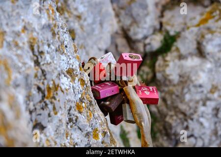 Auf der unzugänglichen Seite der Halbinsel Formentor auf Mallorca haben Paare Lovelocks hinterlassen Stockfoto