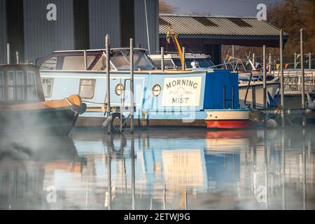 Trent Lock, Nottingham Feb 29th 2021 Morning Mist River Boat bemalt Text schreiben mit sichtbaren Nebel steigt aus Kanal entlang der Seite des blauen Schmalboot Stockfoto