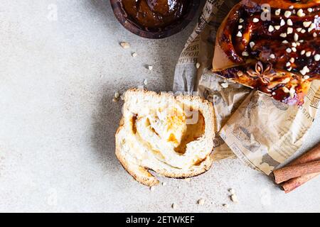 Babka oder Brioche Brot mit Aprikosenmarmelade und Nüssen. Hausgemachtes Gebäck zum Frühstück. Konkreter Hintergrund. Selektiver Fokus. Stockfoto