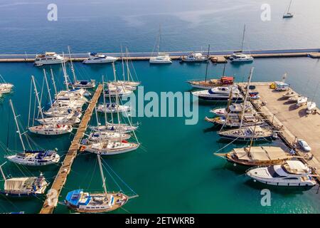 Luftaufnahme von oben mit Drohne von Booten und Yachten im mediterranen Hafen. Blick im Sommer sonnigen Tag. Stockfoto