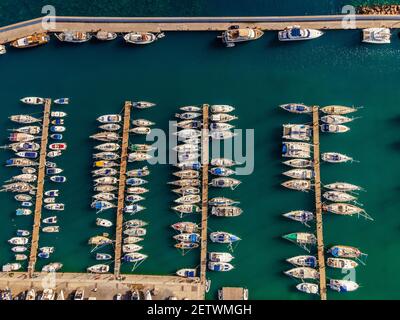 Luftaufnahme von oben mit Drohne von Booten und Yachten im mediterranen Hafen. Blick im Sommer sonnigen Tag. Stockfoto