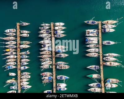 Luftaufnahme von oben mit Drohne von Booten und Yachten im mediterranen Hafen. Blick im Sommer sonnigen Tag. Stockfoto