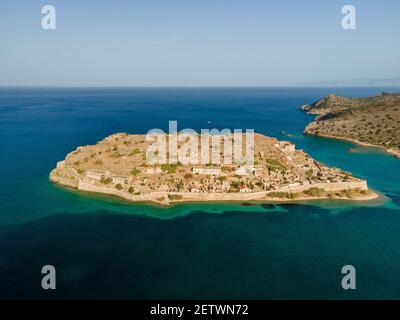 Luftaufnahme von oben mit Drohne der alten venezianischen Festung auf der Insel Spinalonga auf Kreta, Griechenland. Stockfoto