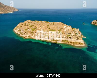 Luftaufnahme von oben mit Drohne der alten venezianischen Festung auf der Insel Spinalonga auf Kreta, Griechenland. Stockfoto