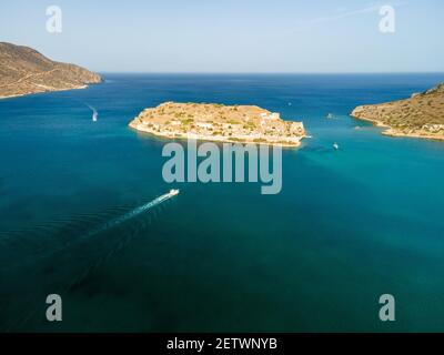 Luftaufnahme von oben mit Drohne der alten venezianischen Festung auf der Insel Spinalonga auf Kreta, Griechenland. Stockfoto