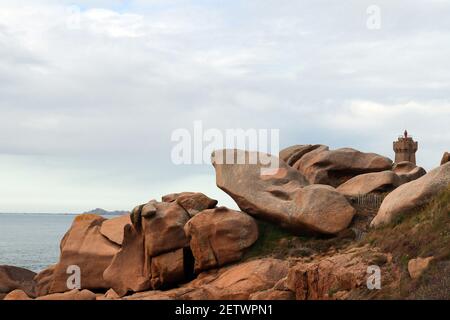 Felsbrocken an der Rosa Granitküste - Cote de Granit Rose - große Naturstätte von Ploumanach, Bretagne, Frankreich Stockfoto
