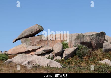 Bizarre Felsbrocken und Felsformationen an der Cote de Granit Rose - Pink Granite Coast - in der Bretagne, Frankreich Stockfoto