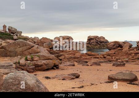 Felsbrocken an der Rosa Granitküste - Cote de Granit Rose - bei Ebbe, große Naturstätte von Ploumanach, Bretagne, Frankreich Stockfoto