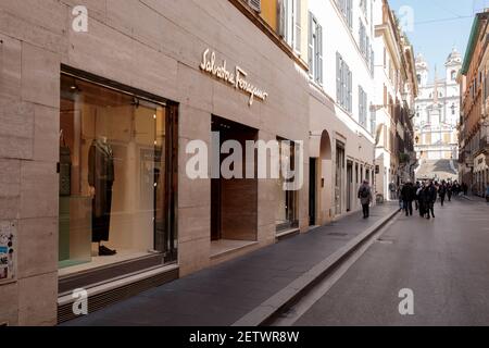 Rom, Italien - Februar 25 2021: Salvatore Ferragamo Boutique in der Via dei Condotti fast leer in der Zeit der covid-19 Pandemie Stockfoto