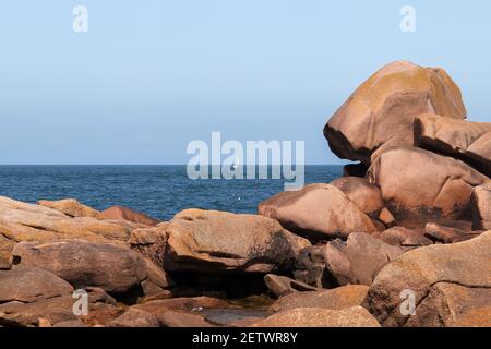 Felsbrocken an der Rosa Granitküste und Atlantik - Cote de Granit Rose - große Naturstätte von Ploumanach, Bretagne, Frankreich Stockfoto