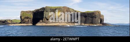 Ein Panoramablick auf Staffa Island und Fingals Cave OR Der Giants Causeway vor der Küste Schottlands Stockfoto