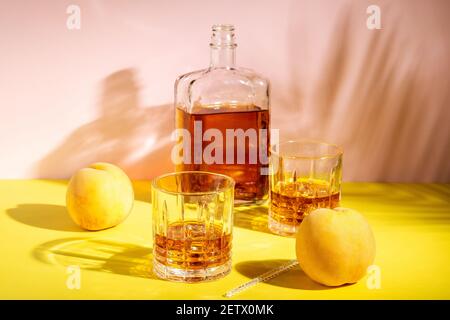Rum oder Amaretto sauer mit Eis in einem Glas auf hellem Hintergrund. Sommerparty-Konzept. Stockfoto