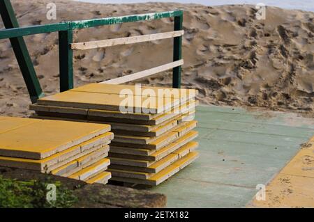 Gelbe Kacheln am Strand (Pesaro, Italien, Europa) Stockfoto