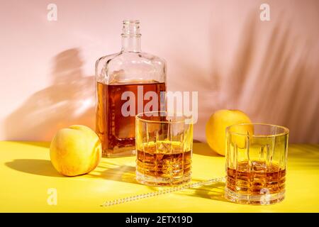 Rum oder Amaretto sauer mit Eis in einem Glas auf hellem Hintergrund. Sommerparty-Konzept. Stockfoto