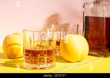 Rum oder Amaretto sauer mit Eis in einem Glas auf hellem Hintergrund. Sommerparty-Konzept. Stockfoto