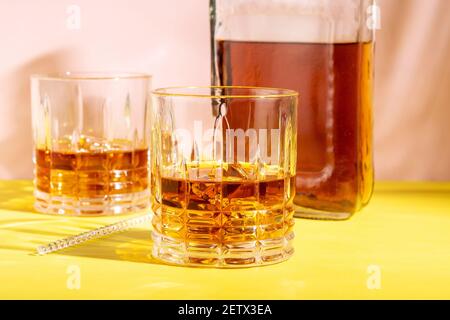 Rum oder Amaretto sauer mit Eis in einem Glas auf hellem Hintergrund. Sommerparty-Konzept. Stockfoto