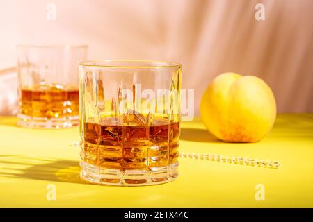 Rum oder Amaretto sauer mit Eis in einem Glas auf hellem Hintergrund. Sommerparty-Konzept. Stockfoto