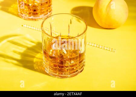 Rum oder Amaretto sauer mit Eis in einem Glas auf hellem Hintergrund. Sommerparty-Konzept. Stockfoto