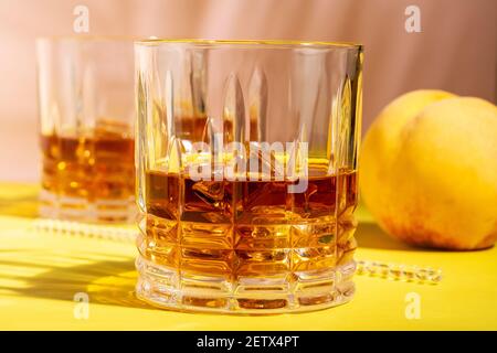 Rum oder Amaretto sauer mit Eis in einem Glas auf hellem Hintergrund. Sommerparty-Konzept. Stockfoto
