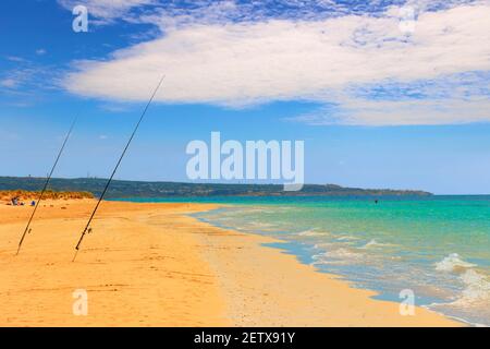 Die schönsten Sandstrände Apuliens in Salento, Italien, von Torre Pali bis Pescoluse besteht das Ufer aus einem so feinen weißen Sand. Stockfoto