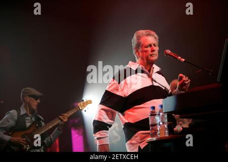 Brian Wilson, der amerikanische Musiker, Sänger, Songwriter und Plattenproduzent, der die Beach Boys mitgegründet hat. Live-Aufführung im Festival Theatre, Edinburgh, Schottland. Stockfoto