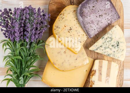 Verschiedene Arten von exklusiven Käsesorten auf Holztisch. Draufsicht. Stockfoto
