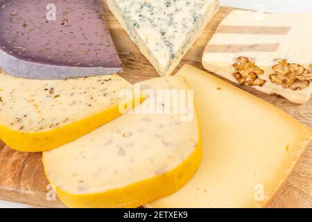 Verschiedene Arten von exklusiven Käsesorten auf Holztisch. Draufsicht. Stockfoto