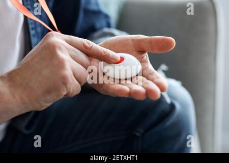 Nahaufnahme der Hand, die den Alarmknopf für den Notfall drückt Stockfoto