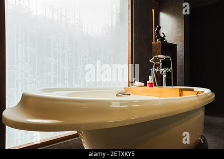 Badezimmer Innenausstattung Luxus modernes Badezimmer Design mit Badewanne und ein Angezeigt Stockfoto