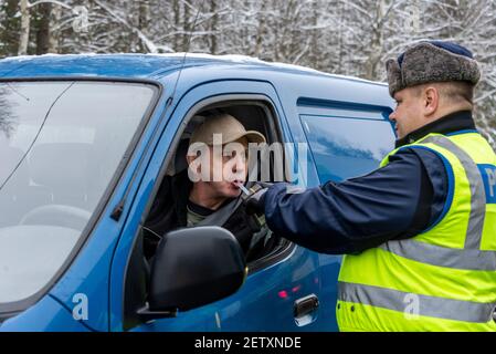 Finnische Polizeibeamte atmeten die Fahrer nach dem Zufallsprinzip an der Hauptstelle aus Straße in Nordfinnland Stockfoto