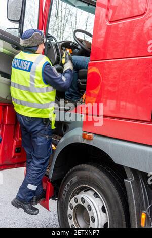 Finnische Polizeibeamte atmeten die Fahrer nach dem Zufallsprinzip an der Hauptstelle aus Straße in Nordfinnland Stockfoto