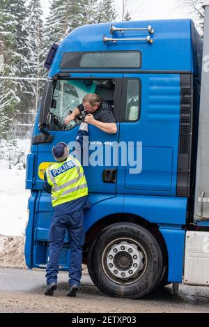 Finnische Polizeibeamte atmeten die Fahrer nach dem Zufallsprinzip an der Hauptstelle aus Straße in Nordfinnland Stockfoto