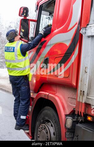 Finnische Polizeibeamte atmeten die Fahrer nach dem Zufallsprinzip an der Hauptstelle aus Straße in Nordfinnland Stockfoto