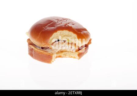 Burger King Big Fish Sandwich mit Biss genommen & groß pommes frites isoliert auf weißem Hintergrund mit Alaskan Pollock gemacht Stockfoto