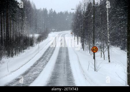 Eine schneebedeckte Hauptstraße in Finnland. Stockfoto