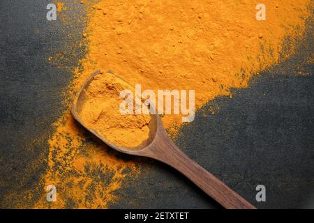 Frau Handpudering indischen Gewürzen Kurkuma Pulver Spritzer Explosion Stein Mörser Kerala Indien Sri Lanka traditionelle indische Küche Masala für Curry Stockfoto