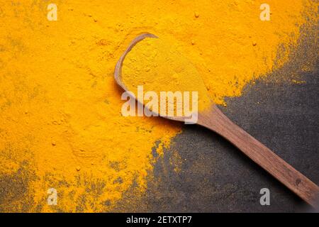 Frau Handpudering indischen Gewürzen Kurkuma Pulver Spritzer Explosion Stein Mörser Kerala Indien Sri Lanka traditionelle indische Küche Masala für Curry Stockfoto