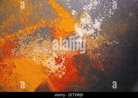 Indische Frau Handpudering indische Gewürze Red Chilly, Chili Paprika Pulver Spritz Explosion mit Steinmörtel indische Küche Kerala Indien Sri Lanka Stockfoto