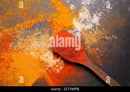 Indische Frau Handpudering indische Gewürze Red Chilly, Chili Paprika Pulver Spritz Explosion mit Steinmörtel indische Küche Kerala Indien Sri Lanka Stockfoto