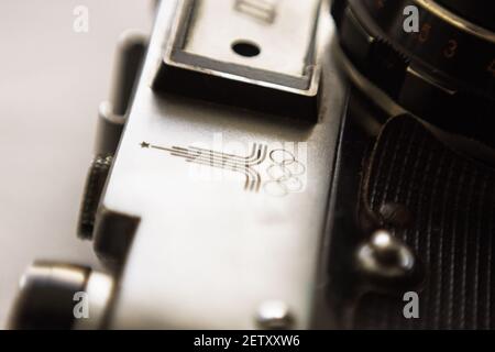 Retro Fotokamera GEFÜTTERT 5V, sowjetische Entfernungsmesser Kamera mit Emblem der XXII Olympischen Spiele. Illustrative Editorial: Ufa, Russland - 31. Januar 2014 Stockfoto