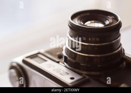 Retro Fotokamera GEFÜTTERT 5V, sowjetische Entfernungsmesser Kamera mit Emblem der XXII Olympischen Spiele. Illustrative Editorial: Ufa, Russland - 31. Januar 2014 Stockfoto