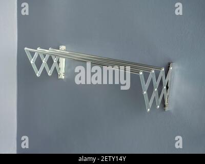 Aluminium faltbare Kleidung Trockengestell an der Wand. Leere Edelstahl Wand montiert Wäsche Falten Handtuch Trockengestell mit Kopierer Platz. Stockfoto