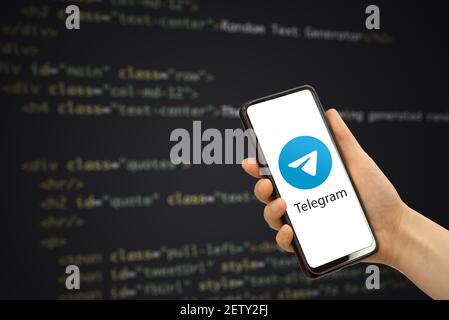 Telegram Messenger App. Smartphone mit Telegram Messenger Anwendung auf dem Bildschirm in der Hand Mann Stockfoto