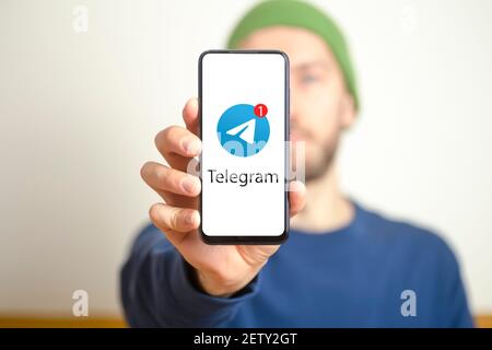 Telegram Messenger App. Smartphone mit Telegram Messenger Anwendung auf dem Bildschirm in der Hand Mann Stockfoto