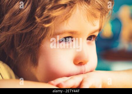 Niedlich liebenswert glücklich kleinen Jungen mit Spaß Kind Porträt. Stockfoto