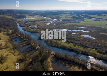 Luftaufnahme des Flusses Clyde, der am Dalzell Estate Country Park und RSPB Baron's Haugh Nature Reserve in der Nähe von Motherwell, North Lanarkshire, vorbeifließt. Stockfoto