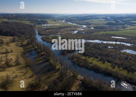 Luftaufnahme des Flusses Clyde, der am Dalzell Estate Country Park und RSPB Baron's Haugh Nature Reserve in der Nähe von Motherwell, North Lanarkshire, vorbeifließt. Stockfoto