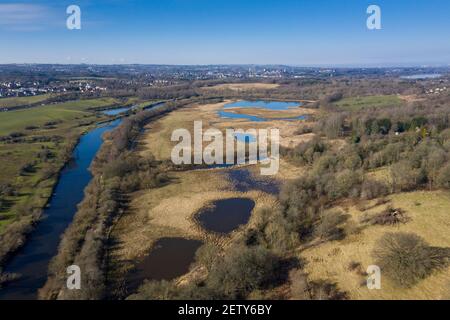 Luftaufnahme des Flusses Clyde, der am Dalzell Estate Country Park und RSPB Baron's Haugh Nature Reserve in der Nähe von Motherwell, North Lanarkshire, vorbeifließt. Stockfoto