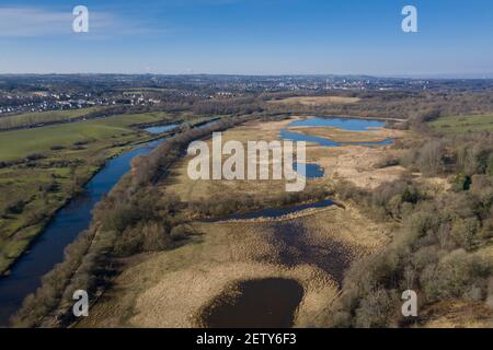 Luftaufnahme des Flusses Clyde, der am Dalzell Estate Country Park und RSPB Baron's Haugh Nature Reserve in der Nähe von Motherwell, North Lanarkshire, vorbeifließt. Stockfoto