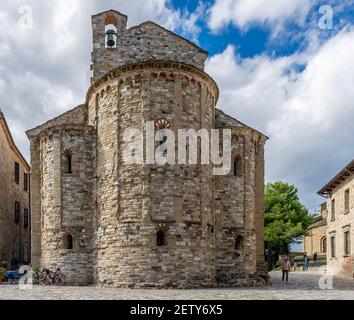 Die alte Pfarrkirche Santa Maria Assunta di San Leo, Rimini, Italien, an einem sonnigen Tag Stockfoto